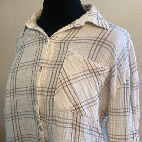 White button up - Picture 2 of 7